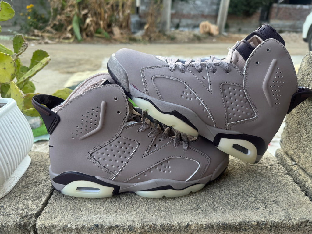 Air Jordan 6 Sneakers – Grey