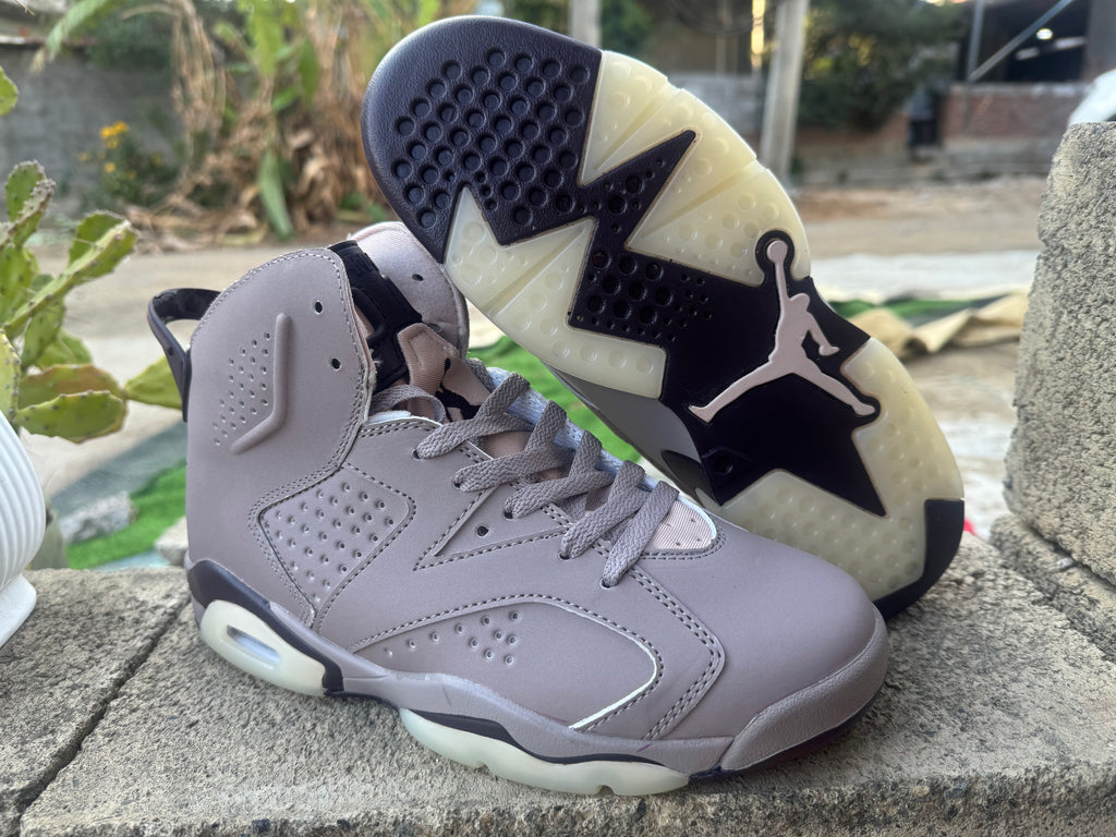 Air Jordan 6 Sneakers – Grey