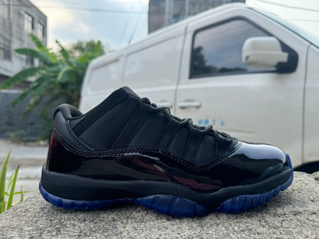 Air Jordan 11 Sneakers – Black & Gamma Blue